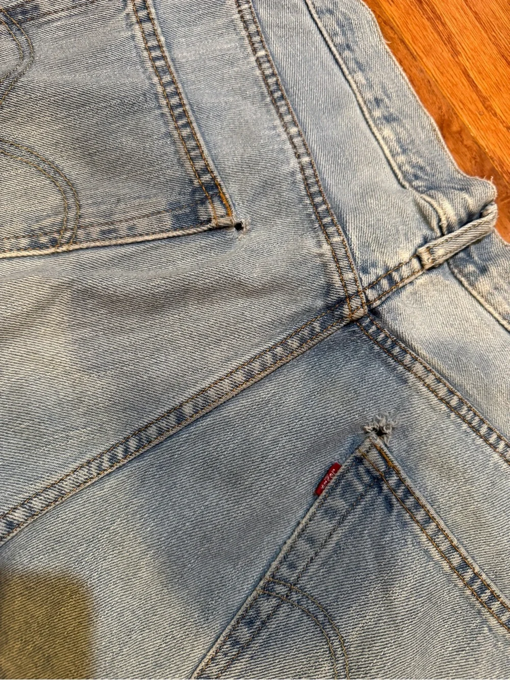 Levi’s 550 Relaxed Fit Light Wash Denim Jeans Men’s 35x32